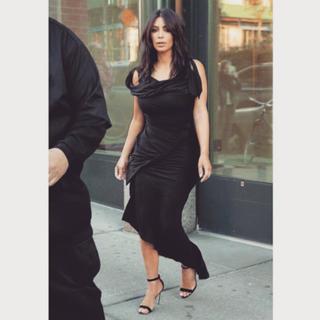 Kim Kardashian feet photo thumbnail