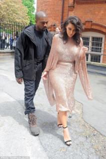 Kim Kardashian feet photo thumbnail
