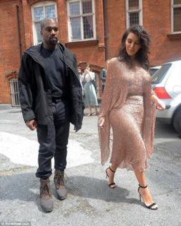 Kim Kardashian feet photo thumbnail