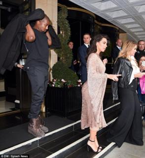 Kim Kardashian feet photo thumbnail