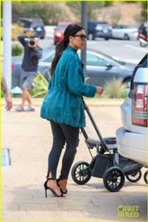 Kim Kardashian feet photo thumbnail