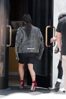 Kim Kardashian feet photo thumbnail