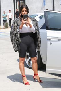 Kim Kardashian feet photo thumbnail