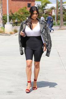 Kim Kardashian feet photo thumbnail