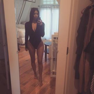 Kim Kardashian feet photo thumbnail