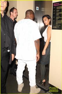 Kim Kardashian feet photo thumbnail