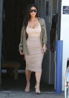 Kim Kardashian feet photo thumbnail