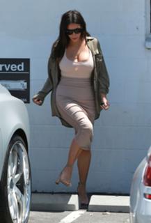 Kim Kardashian feet photo thumbnail