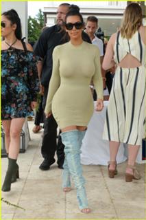 Kim Kardashian feet photo thumbnail