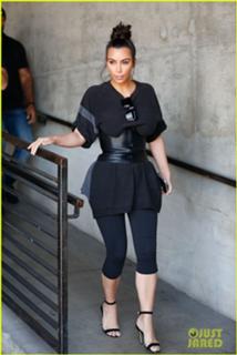 Kim Kardashian feet photo thumbnail
