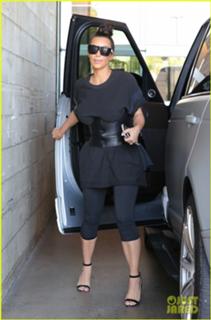 Kim Kardashian feet photo thumbnail