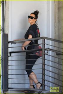 Kim Kardashian feet photo thumbnail
