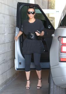 Kim Kardashian feet photo thumbnail