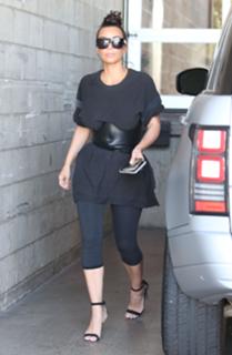 Kim Kardashian feet photo thumbnail