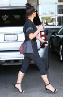 Kim Kardashian feet photo thumbnail