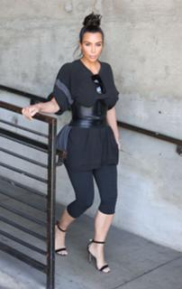 Kim Kardashian feet photo thumbnail