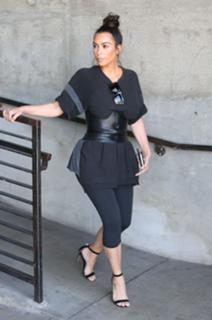 Kim Kardashian feet photo thumbnail