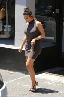 Kim Kardashian feet photo thumbnail