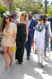 Kim Kardashian feet photo thumbnail