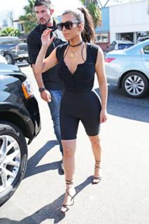 Kim Kardashian feet photo thumbnail