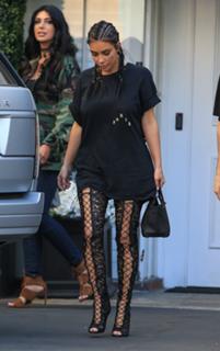 Kim Kardashian feet photo thumbnail