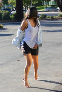 Kim Kardashian feet photo thumbnail