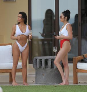 Kim Kardashian feet photo thumbnail