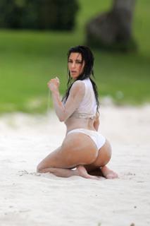 Kim Kardashian feet photo thumbnail