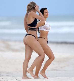 Kim Kardashian feet photo thumbnail