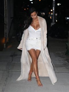 Kim Kardashian feet photo thumbnail
