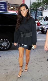 Kim Kardashian feet photo thumbnail