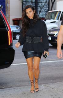 Kim Kardashian feet photo thumbnail
