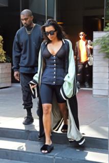 Kim Kardashian feet photo thumbnail