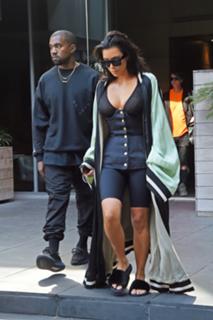 Kim Kardashian feet photo thumbnail