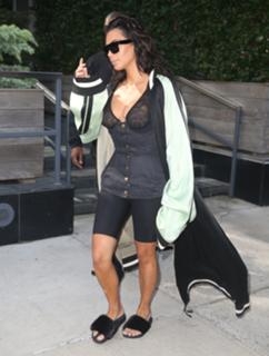 Kim Kardashian feet photo thumbnail