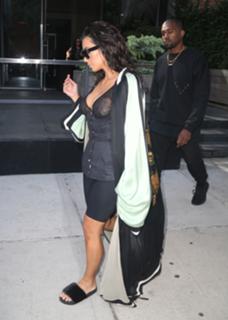 Kim Kardashian feet photo thumbnail