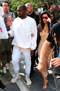 Kim Kardashian feet photo thumbnail