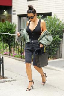 Kim Kardashian feet photo thumbnail