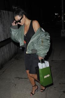 Kim Kardashian feet photo thumbnail