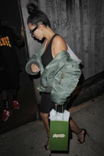 Kim Kardashian feet photo thumbnail