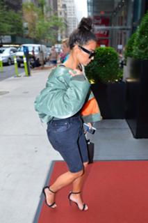 Kim Kardashian feet photo thumbnail