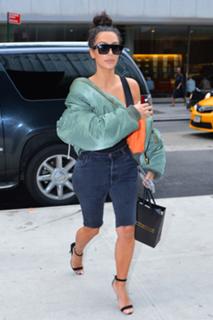 Kim Kardashian feet photo thumbnail