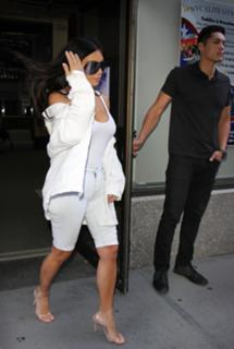 Kim Kardashian feet photo thumbnail