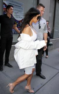 Kim Kardashian feet photo thumbnail