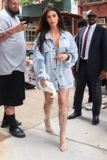 Kim Kardashian feet photo thumbnail