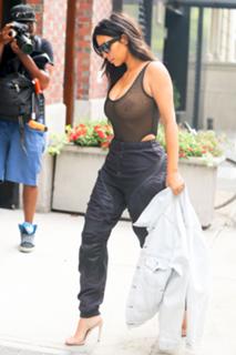 Kim Kardashian feet photo thumbnail