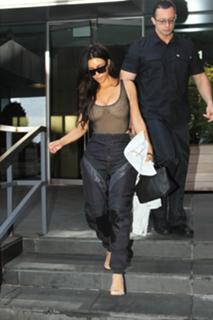 Kim Kardashian feet photo thumbnail