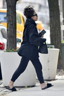 Kim Kardashian feet photo thumbnail