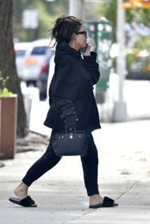 Kim Kardashian feet photo thumbnail