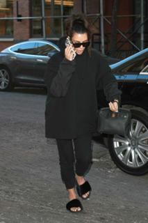 Kim Kardashian feet photo thumbnail
